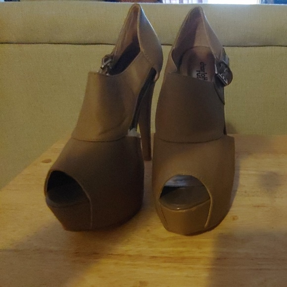 Heels - Picture 2 of 4